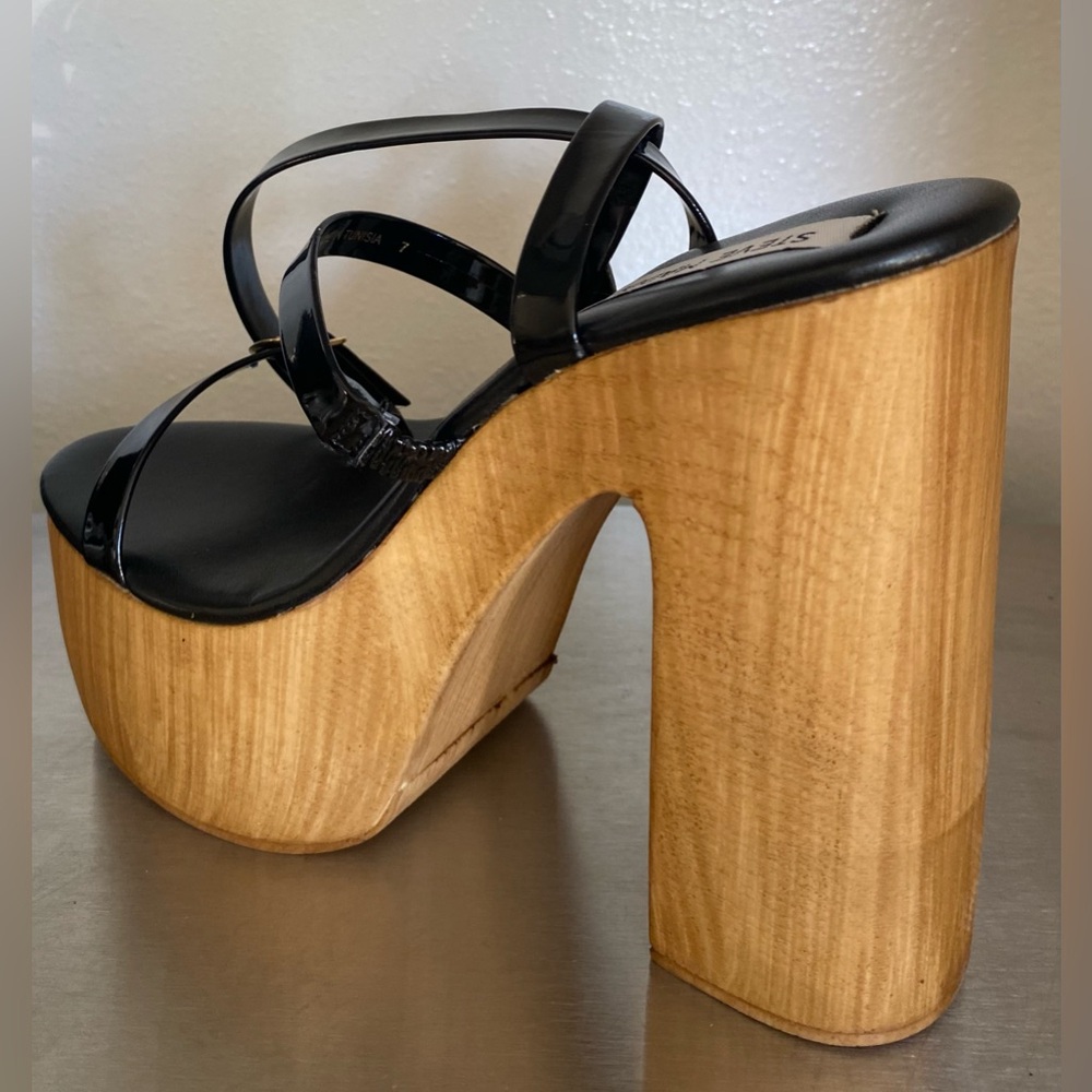NWT.. STEVE MADDEN BLACK PATENT PLATFORM SANDALS - Picture 2 of 10